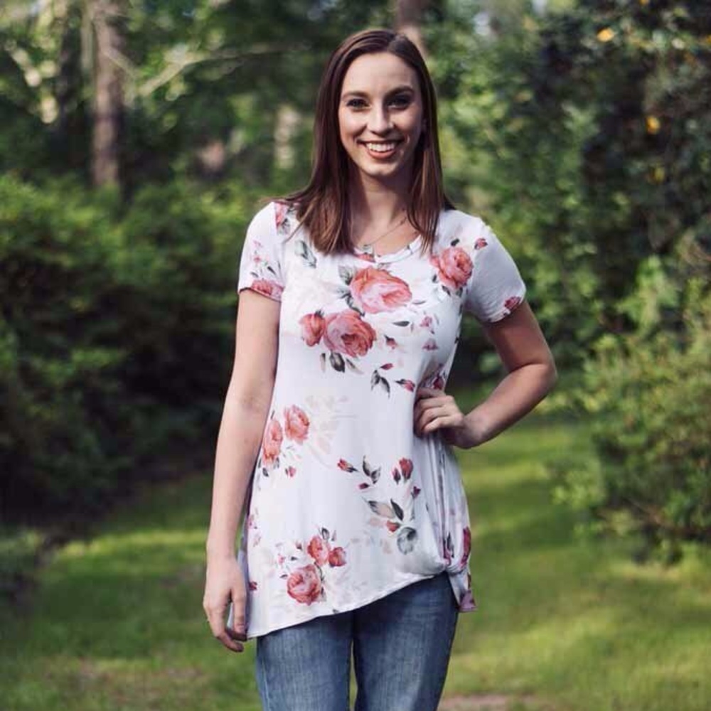Made in the USA 🌺Twist Knot White Short Sleeve Floral Top 🌺 longer length